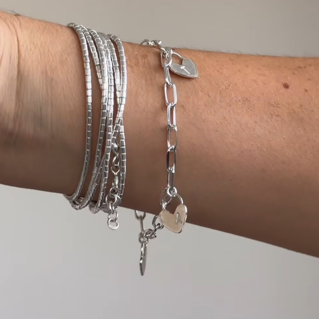 Pulsera eslabón + 3 iniciales corazón